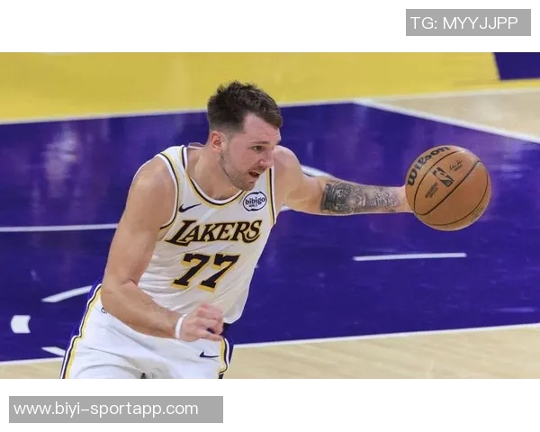 东契奇与里夫斯现场观战布朗尼G联盟比赛展现篮球热情与友谊