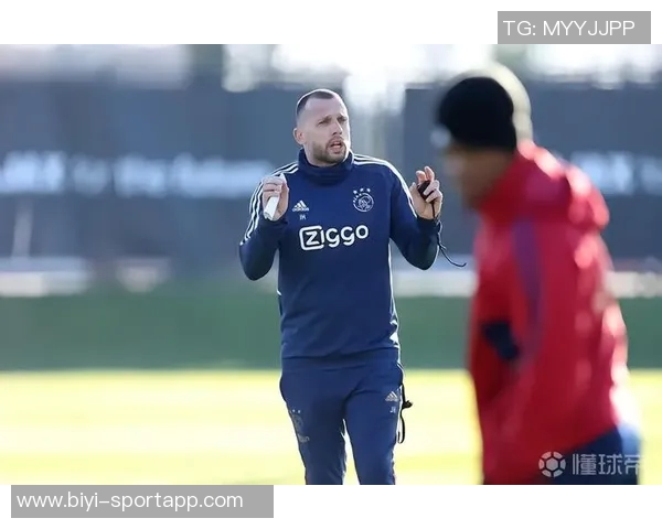 阿贾克斯总监支持海廷加称执教初期成绩并非唯一标准